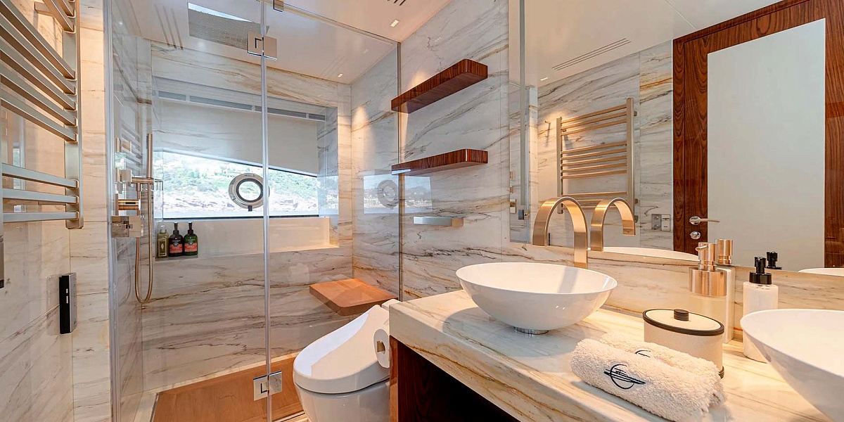 Аренда моторной мега яхты Amer 120 LAFAYETTE во Франции